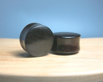 Tapones redondos para las orejas de madera negra orgánica hechos a mano - Joyería corporal punk