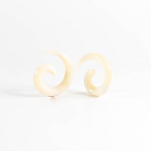 Calibri auricolari a spirale in osso: conici, tappi, ganci levigati a mano (coppia)