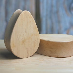 Tapones para los oídos de madera blanca con forma de lágrima: dilatadores hechos a mano para orejas dilatadas