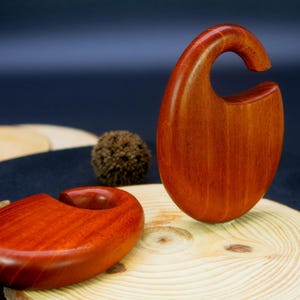 Pesos de oreja de gota de rocío de caoba de Fiji hechos a medida I Camilla de oreja I Colgador de oreja I Expansor de oreja