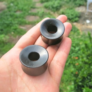 Orecchini a tunnel con occhielli fatti a mano in legno nero con pareti spesse per la dilatazione del lobo dell'orecchio. Dilatatori auricolari a tunnel personalizzati per la dilatazione del lobo dell'orecchio.