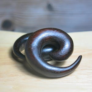 Orecchini a spirale in legno nero: calibri fatti a mano per lo stretching