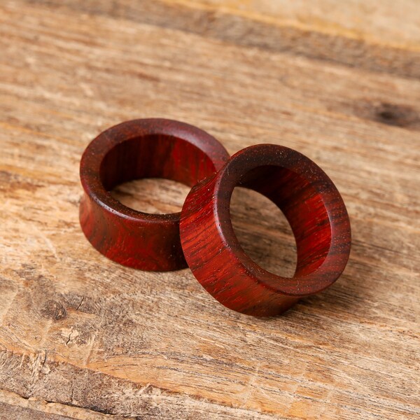 Ojales de túnel cóncavos de madera roja. El túnel de carne de madera personalizado cuelga para estirar las orejas. Tapones de túnel orgánicos de madera para colgar joyas