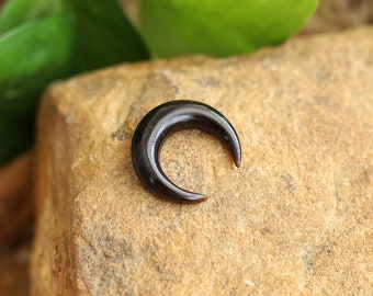 Luxuriöse, handgefertigte Septum Klemme (Septum Pincher) aus Büffelhorn. Horn Offener Hufeisen Halbmond für Septum Piercing. Horn Septum Hufeisen Zwicker.