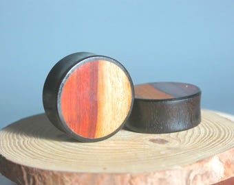 Brincos de madeira Dark Raintree com detalhes em dois tons (par)