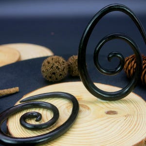 Orecchini a spirale in legno di Raintree scuro: calibri ovali fatti a mano