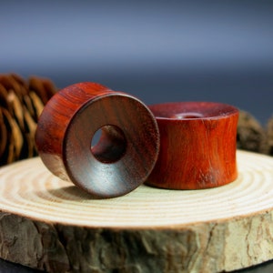Ein Paar Einzigartige Rote Holz Tunnel Ösen Plugs für Ohr Dehnung. Kundenspezifische dicke Wand Tunnel-Messgeräte. Handgemachte Ohrstecker Geschenkideen.