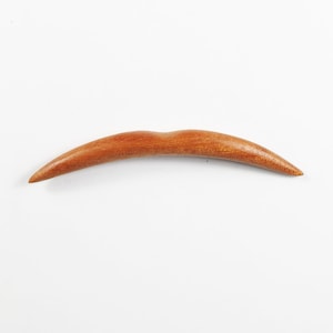 Ręcznie rzeźbiony drewniany kieł przegrody: ząbkowany pierścień plemienny przegrody