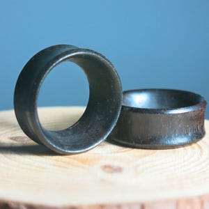 Ein Paar maßgefertigte schwarze Raintree Holz tief konkave Tunnel Ohr-Plugs. Konkave Tunnel Ohr Plugs. Handmade Tunnel Ohrringe Ohrläppchen.