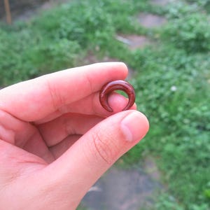 Pinza para tabique nasal personalizable con calibre de madera de sangre para dilatación. Anillo nasal en forma de media luna de madera roja hecho a mano para dilatación y expansión del tabique nasal.