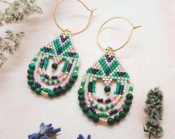 Boucles d'oreilles géométriques vertes en perles à motif ethnique - boucles d'oreilles avec malachite - fait main - bohème chic - boucles d'oreilles à franges