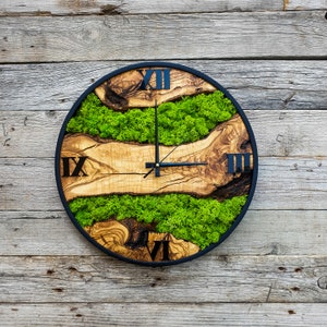 Reloj de pared de madera de olivo con musgo, reloj de pared, arte de pared de madera, reloj de pared grande, arte de pared de musgo, reloj de pared de madera, arte de pared de madera