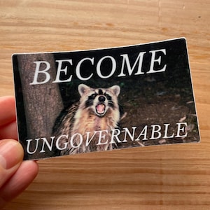 Unhinged raccoon sticker - become ungovernable, feral trash - 3" vinyl decal afbeelding 1