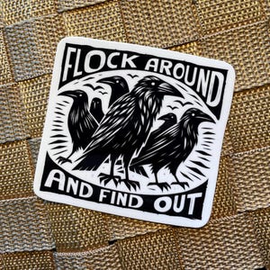Peut inclure: Autocollant noir et blanc avec un groupe de corbeaux et le texte "Flock Around And Find Out".