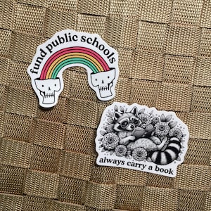 Les livres nerd arickers financent les écoles publiques la liberté académique de lire des livres interdits soutiennent l'éducation stickers pour ordinateur portable de professeur d'anglais