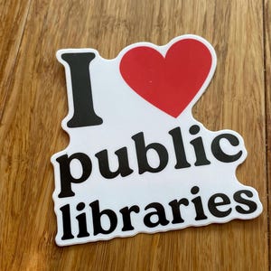Sticker bibliothèque livre nerd éducation publique lu interdit libéral protestation progressiste enseignant ordinateur portable liberté académique gauchiste sticker
