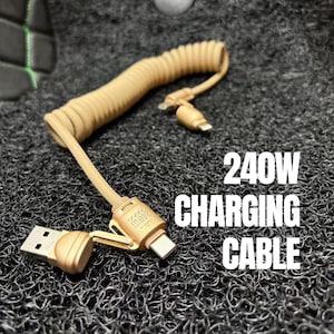 Könnte beinhalten: Beiges 240W-Ladekabel mit USB- und USB-C-Anschlüssen. Das Kabel ist goldfarben und trägt den weißen Text "240W CHARGING CABLE".