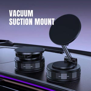 Könnte beinhalten: Schwarze Vakuumsaughalterung für das Armaturenbrett eines Autos. Die Halterung hat eine kreisförmige Basis und einen Magnetkopf. Der Text "VACUUM SUCTION MOUNT" wird in weißen Buchstaben oben im Bild angezeigt.