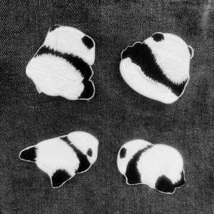 Op de afbeelding: Vier zwart-witte strijkbare pandabeer-patches. De patches zijn in verschillende poses en perfect om een ​​toets van whimsy toe te voegen aan kleding, tassen of andere stoffen items.