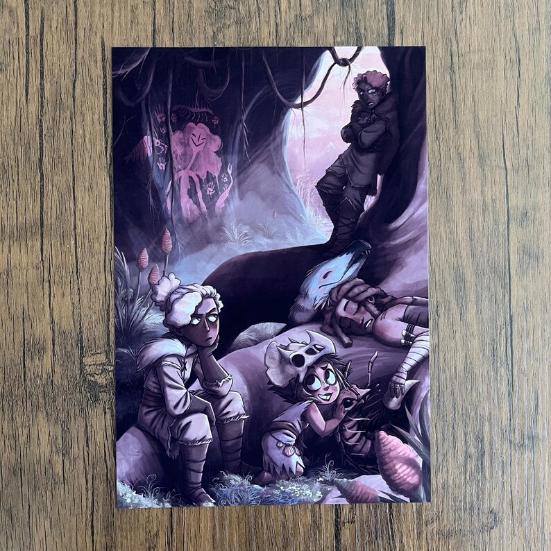 Puede incluir: Una ilustraci&oacute;n digital de cuatro personajes en un entorno de cueva. Los personajes son una persona de pelo blanco con una camisa azul, una persona con una cabeza similar a un cr&aacute;neo con una camisa rosa, una persona con una cabeza similar a un p&aacute;jaro blanco con una camisa azul y una persona con cabello casta&ntilde;o con una camisa marr&oacute;n. La cueva est&aacute; decorada con flores rosas y una figura rosa similar a una nube.