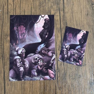 Puede incluir: Una ilustraci&oacute;n digital de cuatro personajes en un entorno de cueva. Los personajes son una persona con un sombrero blanco y una camisa azul, una persona con un sombrero parecido a una calavera y una camisa azul, una persona con un sombrero blanco y una camisa azul, y una persona con una camisa roja y una chaqueta negra. La cueva es oscura y tiene un brillo p&uacute;rpura.