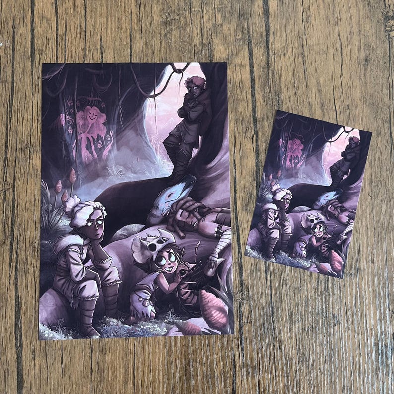 Puede incluir: Una ilustraci&oacute;n digital de cuatro personajes en un entorno de cueva. Los personajes son una persona con un sombrero blanco y una camisa azul, una persona con un sombrero parecido a una calavera y una camisa azul, una persona con un sombrero blanco y una camisa azul, y una persona con una camisa roja y una chaqueta negra. La cueva es oscura y tiene un brillo p&uacute;rpura.