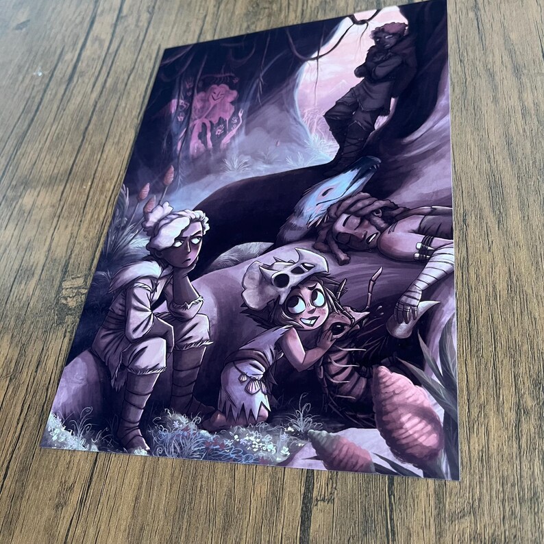 Puede incluir: Una ilustraci&oacute;n digital de cuatro personajes en un entorno de bosque. Los personajes son una persona con cabello blanco y una camisa blanca, una persona con una cabeza similar a un cr&aacute;neo y una camisa marr&oacute;n, una persona con cabello marr&oacute;n y una camisa marr&oacute;n, y una persona con una camisa blanca y un sombrero marr&oacute;n. La ilustraci&oacute;n est&aacute; hecha en un estilo de dibujos animados con una paleta de colores oscuros.