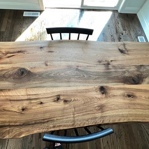 Handgemaakte Live Edge zwarte walnoot eettafel