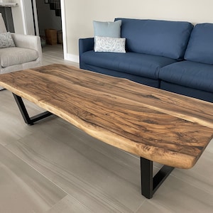 Tavolo da pranzo in noce con bordo vivo fatto a mano: legno massello, venature uniche