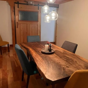 Table à manger faite main, Table à manger avec rebords dynamiques, Bois de noyer, Table avec rebords dynamiques, Table à manger, Table sur mesure, Dalle en noyer, Table à manger en noyer,