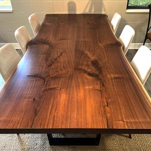 Live Edge zwarte walnoot eettafel: handgemaakt keukeneiland