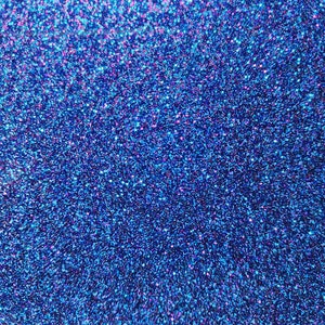 Puede incluir: Primer plano de un fondo de purpurina azul con un ligero brillo iridiscente.