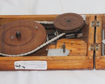 インドのブックチャルカ：3つのスピンドルを備えた手作りの木製の糸車