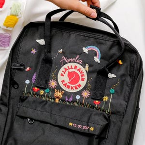 Sac à dos brodé personnalisé Kanken Fjallraven | Conception mignonne de girafe et de fleur | Cadeau unique pour les enfants et les adolescents