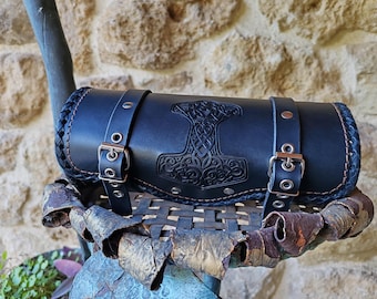 ミョルニル（トールのハンマー）レザー製モーターサイクルフォークバッグ、ケルト彫刻入りバイカーロールアクセサリー、イタリアンレザー