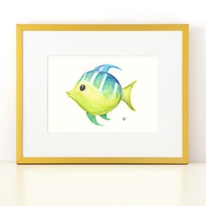 以下が含まれることがあります： 白のストライプが入った緑と青の魚のウォーターカラーの絵。魚は右に泳いでいて、大きく丸い体をしている。絵は金色の額縁に入っている。
