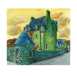 Può includere: Un dipinto ad acquerello di un edificio in pietra verde con un tetto blu e una torre. L'edificio è circondato da un muro in pietra e c'è un piccolo edificio in pietra in primo piano. Il cielo è giallo e arancione.