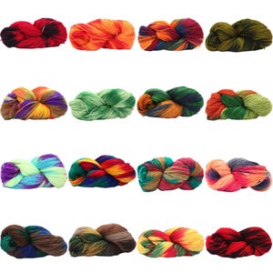 Può includere: Sedici matasse di filato tinto a mano disposte in una griglia quattro per quattro. Ogni matassa presenta una combinazione di colori unica, tra cui rosso solido, arancione brillante e miscele multicolori di blu, verde, giallo, viola e toni marroni.
