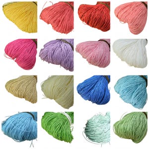Puede incluir: Una colección de dieciséis paquetes de cordón fino y liso en varios colores, incluyendo amarillo, rojo, rosa, morado, blanco, beige, crema, azul, azul claro, verde y menta, cada uno asegurado con una pequeña banda oscura o clara.