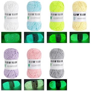 Puede incluir: Una colección de ocho madejas de hilo de tejer que brillan en la oscuridad en varios colores, incluyendo blanco, azul, amarillo y rosa. Cada madeja tiene una etiqueta que dice "GLOW YARN KNITTING". El hilo brilla intensamente en la oscuridad.