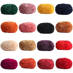 Op de afbeelding: Een collectie van zestien bollen fluweelgaren gerangschikt in een vier-bij-vier raster. De kleuren van het garen zijn onder andere donkergroen, oudroze, mosterdgeel, marineblauw, oranje, lichtroze, zwart, bruin, beige, tan, paars en diverse roodtinten.