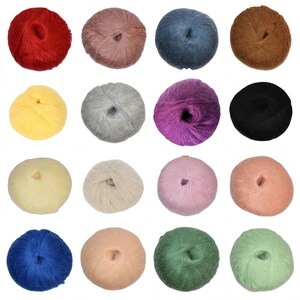 Peut inclure: Une collection de seize pelotes de laine de différentes couleurs, dont rouge, rose, bleu et vert. La laine semble douce et duveteuse, adaptée aux projets de tricot ou de crochet. Les pelotes sont disposées en grille sur fond blanc.
