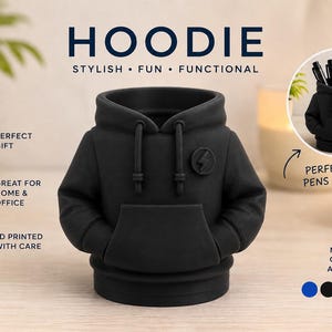 Może przedstawiać: Czarny organizer na biurko w kształcie bluzy z kapturem z emblematem błyskawicy. Tekst "HOODIE" jest wyświetlany nad organizerem, a pod nim słowa "STYLISH • FUN • FUNCTIONAL". Dostępny w wielu kolorach.