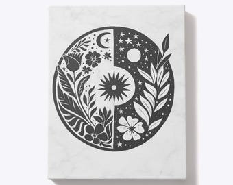 Puede incluir: Ilustración en blanco y negro de un símbolo yin yang con elementos florales y celestiales. El lado izquierdo presenta flores y hojas, mientras que el lado derecho representa estrellas, una luna creciente y un sol.