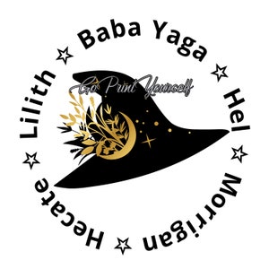 Puede incluir: Sombrero de bruja negro y dorado con una luna creciente y estrellas. El sombrero está rodeado de un círculo con las palabras "Baba Yaga", "Lilith", "Hécate", "Morrigan" y "Hel" escritas a su alrededor.