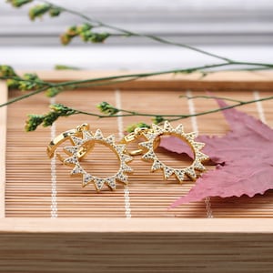 Boucles d’oreilles CZ Micro Pave Fashion Hoop en forme de soleil pour le cadeau d’anniversaire