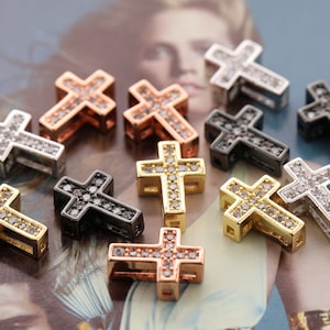 Può includere: Assortimento di ciondoli a forma di croce con accenti di cristallo trasparente. I ciondoli sono in metallo e sono disponibili nelle finiture oro, argento, oro rosa e nero.