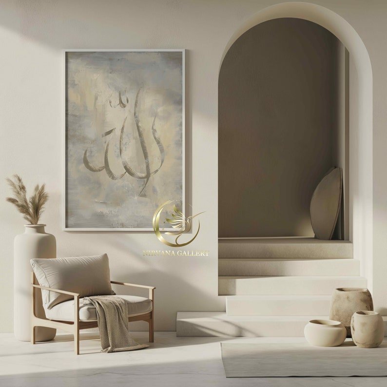 Pu&ograve; includere: Una poltrona beige con una coperta si trova in un soggiorno minimalista con un dipinto astratto incorniciato che presenta la parola araba "Allah" in grigio e bianco. La stanza ha un'arcata bianca che conduce a una serie di scale bianche.