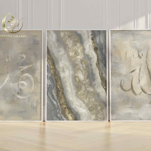 Pu&ograve; includere: Tre stampe d'arte astratta incorniciate con uno sfondo di marmo grigio e oro. Le stampe presentano calligrafia araba in bianco. Il testo sulle stampe recita "Allah" e "Muhammad".