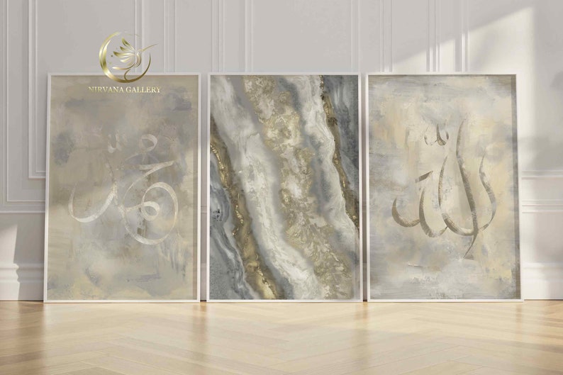Pu&ograve; includere: Tre stampe d'arte astratta incorniciate con uno sfondo di marmo grigio e oro. Le stampe presentano calligrafia araba in bianco. Il testo sulle stampe recita "Allah" e "Muhammad".